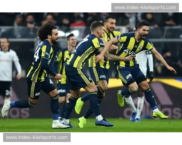 阿尔克马尔边后卫套上助攻坚决，与边锋形成局部人数优势完成传中